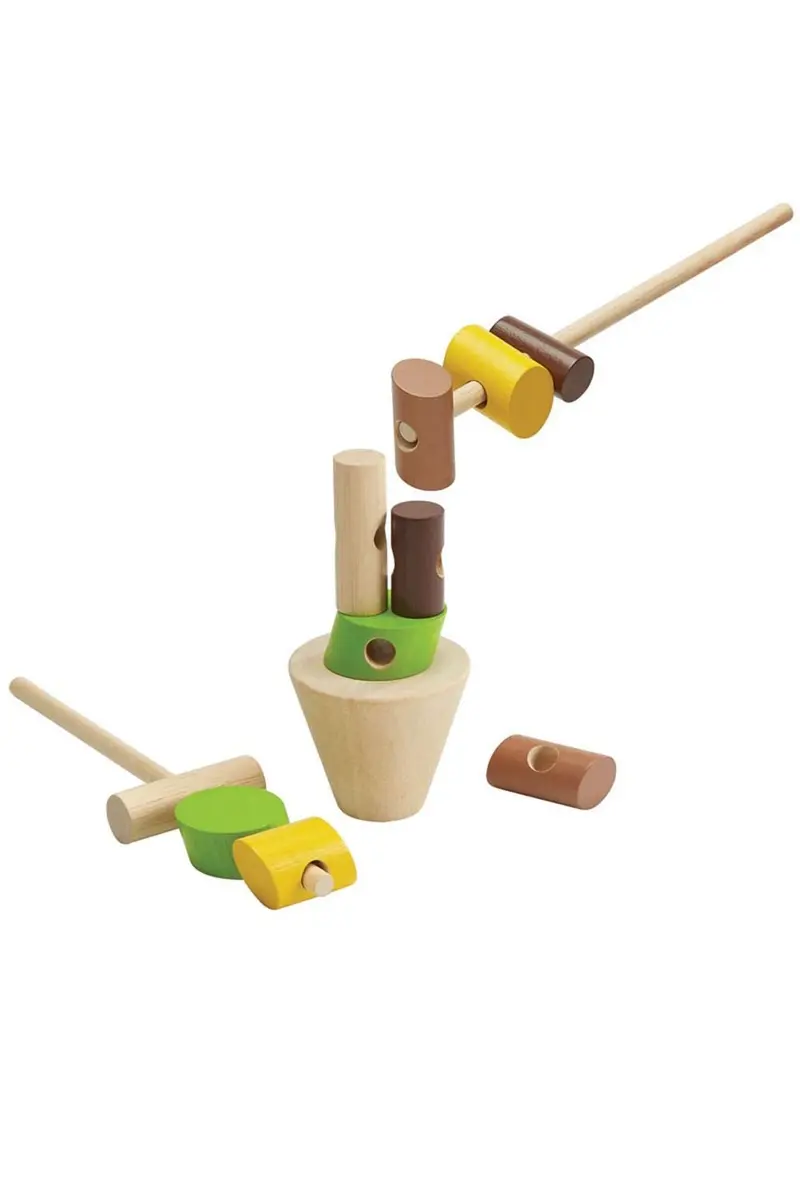 Blokken aan houten pen rijgen