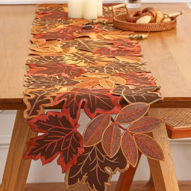 Hedra Tafelloper - Geborduurd Esdoornblad, Herfstkleuren