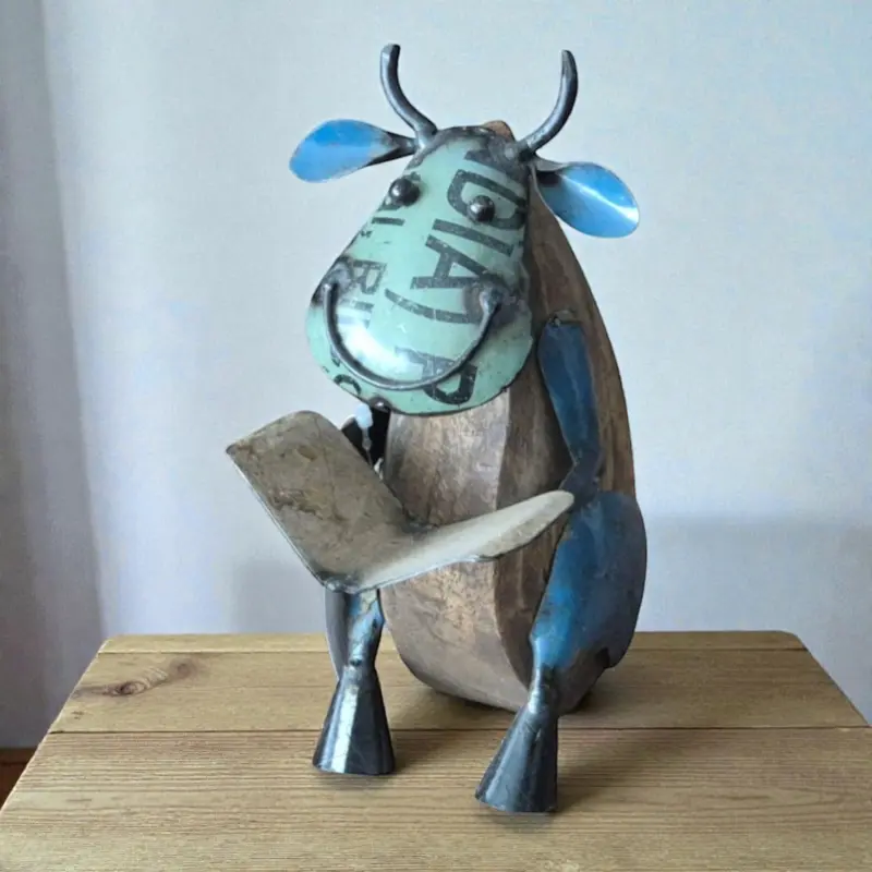 Koe met boek van hout en blik