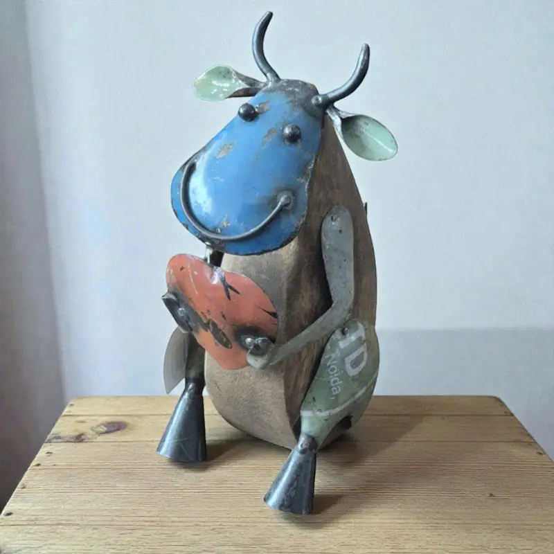 Koe met hart van hout en blik